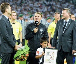 Schweinsteiger bật khóc trong trận đấu cuối cùng với ĐT Đức