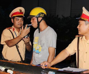 CSGT chốt gần quán nhậu Sài Gòn, phạt 600 "ma men"