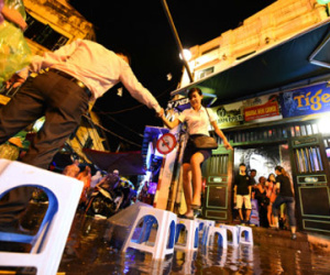 Dân phố cổ Hà Nội bắc ghế đi lại vì mưa ngập