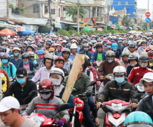 Dòng phương tiện dồn dập đổ về đường cao tốc, giao thông kẹt cứng nhiều giờ