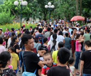 Hà Nội: Hàng ngàn người xếp hàng vào lăng viếng Bác, các điểm vui chơi chật kín người ngày 2/9