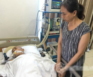 Vợ nghệ sĩ Hán Văn Tình nắm chặt tay chồng trong những giờ phút cuối