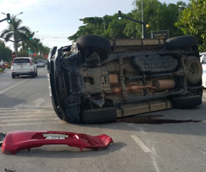 Xe Fortuner đâm ôtô 4 chỗ bay lên dải phân cách
