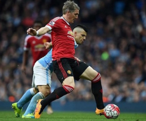 Aguero từng đấm Schweinsteiger chảy bê bết máu