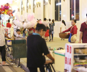 Hàng rong tung hoành trên phố đi bộ