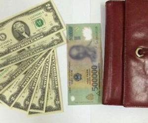 Kẻ móc túi trà trộn vào dòng người đi bộ quanh hồ Gươm