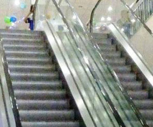 Người phụ nữ ngã lộn nhiều vòng ở thang cuốn siêu thị Co.opmart