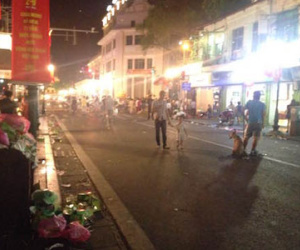 Rác nhiều ‘dọn không kịp’ trên phố đi bộ quanh hồ Gươm