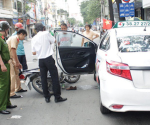 Va chạm với xe taxi, cô gái trẻ đứt gân chân gào thét giữa đường