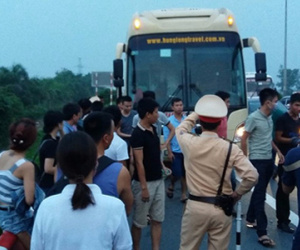 CSGT dùng xe đặc chủng đuổi theo xe giường nằm bỏ chạy 3km