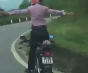 Hãi hùng "soái ca" buông tay đứng trên xe máy đổ dốc, ôm cua