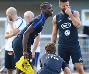 Paul Pogba quậy tưng bừng trên sân tập