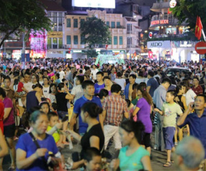 Phố đi bộ hồ Gươm ken đặc người như chơi Tết