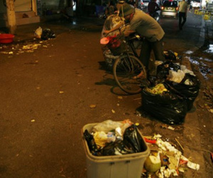 Quanh Hồ Gươm ngập rác sau 3 ngày thí điểm phố đi bộ