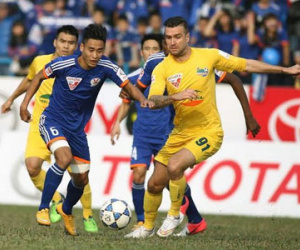 Chơi hơn 2 người, Quảng Ninh vẫn mất ngôi đầu ở phút 94