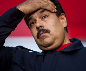 Tổng thống Venezuela bỏ chạy khi bị người biểu tình đuổi theo