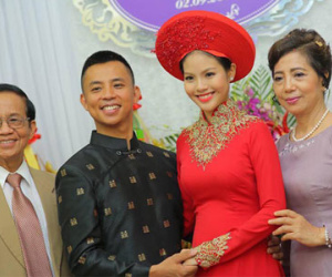 Vợ trẻ của Chí Anh lộ bụng to trong lễ ăn hỏi