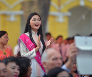Á hậu Thanh Tú xinh xắn diện Áo dài, được đón tiếp nồng hậu khi quay về trường cũ