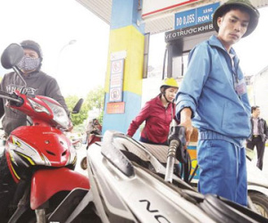 Giá xăng nặng gánh thuế phí: Tăng và sẽ còn tăng nữa?