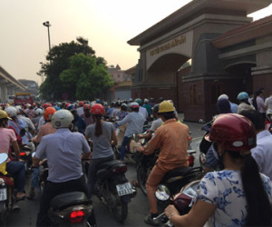 Hà Nội: Nghẽn đường tại một số điểm nóng trong ngày khai trường