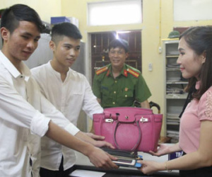 Hai học sinh "hoãn" khai giảng, đi tìm người đánh rơi túi xách