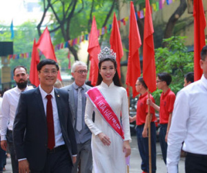 Hoa hậu Mỹ Linh xuất hiện rạng rỡ tham dự lễ khai giảng tại trường Việt Đức