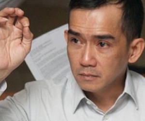Minh Thuận vẫy tay chào tạm biệt người thân