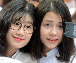Những nữ sinh thu hút ống kính ngày khai trường