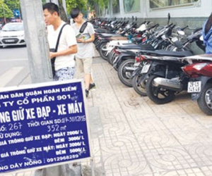 Phố đi bộ quanh hồ Hoàn Kiếm: Đường ngập rác, khách bị chặt chém