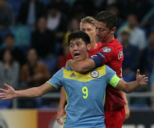 SỐC: Lewandowski đánh đối thủ chảy máu mũi nhưng không bị thẻ đỏ