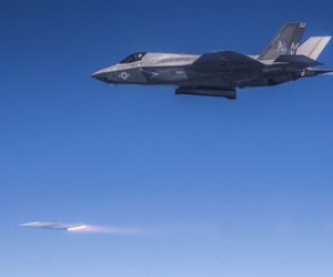 Tiêm kích F-35 ném bom, phóng tên lửa diệt 2 mục tiêu cùng lúc