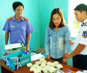 Gần 50 trinh sát cải trang bắt người phụ nữ trên tàu
