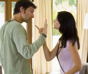 "Vợ đòi giữ tiền, tôi tát sưng mặt"