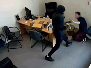 Bé gái 6 tuổi dũng cảm ngăn cướp cầm rìu chém người