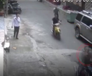 Clip: Tên cướp đảo hai vòng, rình giật chiếc ba lô ở vỉa hè
