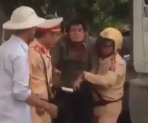 Cô gái phun nước bọt, cắn CSGT ở Sài Gòn