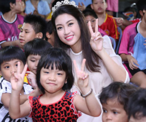 Hoa hậu Mỹ Linh và Á hậu Thùy Dung vui trung thu cùng trẻ mồ côi