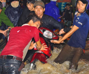 Mưa ngập cuốn trôi xe máy ở Đồng Nai