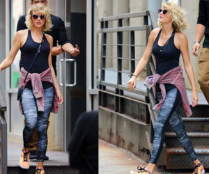 Taylor Swift mỉm cười vui vẻ trên phố sau khi "đá" Tom Hiddleston
