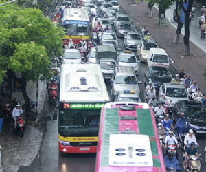 Vì sao ô tô dàn hàng ngang 5-6 trên đường Hà Nội?