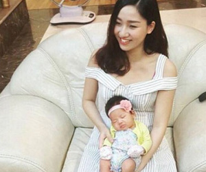 Á hậu Ngô Trà My khoe ảnh con gái tròn một tháng tuổi