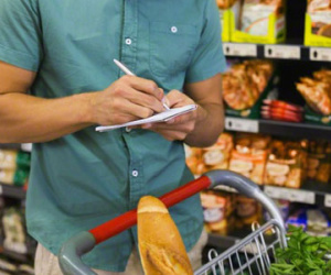 Dân tình hốt hoảng vì ông chồng có mấy tỷ gửi ngân hàng vẫn kì kèo từng nghìn mua rau