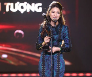 Giành giải tại VTV Awards 2016, BTV Ngọc Trinh bất ngờ tỏ tình với “bạn đời”