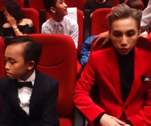 Hồ Văn Cường ngó lơ Sơn Tùng M-TP khi ngồi cạnh nhau ở VTV Awards