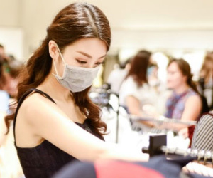 Hoa hậu Mỹ Linh đeo khẩu trang đi mua sắm ở Sài Gòn