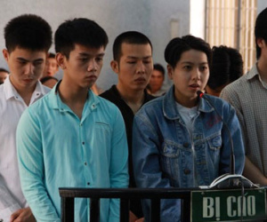 Nhóm thanh niên chém chết hai cha con vì "nhìn đểu"