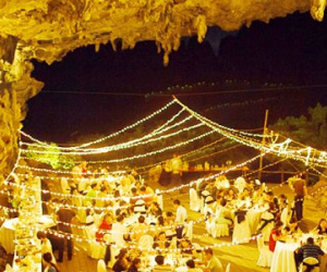 Quảng Ninh yêu cầu chấm dứt bày tiệc trong hang động Hạ Long