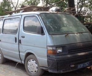 Xe biển xanh "bỏ hoang"?