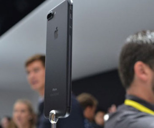 Apple bắt đầu cho đặt mua iPhone 7, Watch Series 2