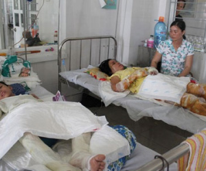 Cả làng thay phiên nhau chăm mẹ con cô gái bị bỏng toàn thân